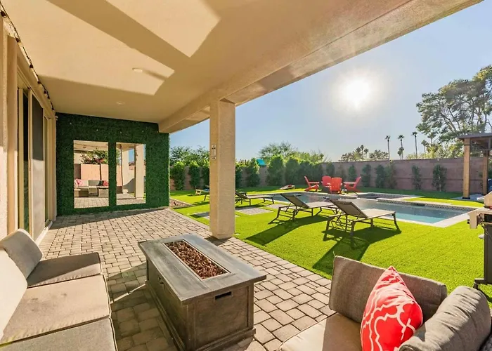 Holiday home The One Pool & State Farm
