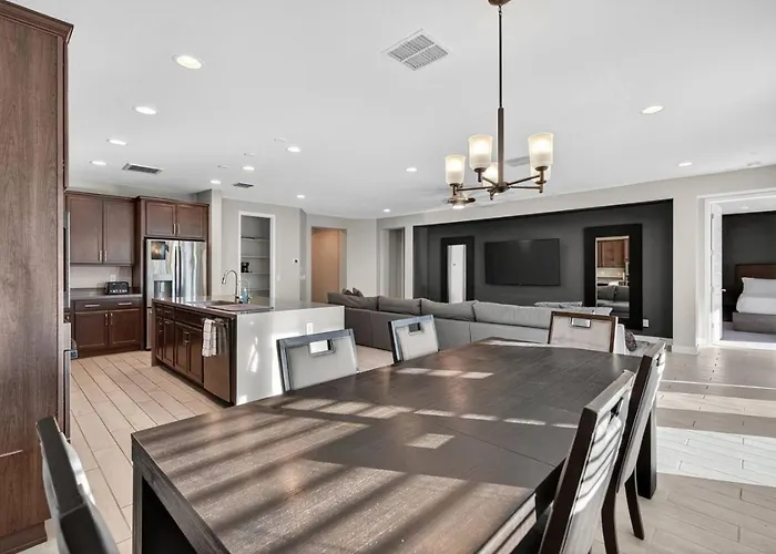 The One Pool & State Farm Holiday home Glendale