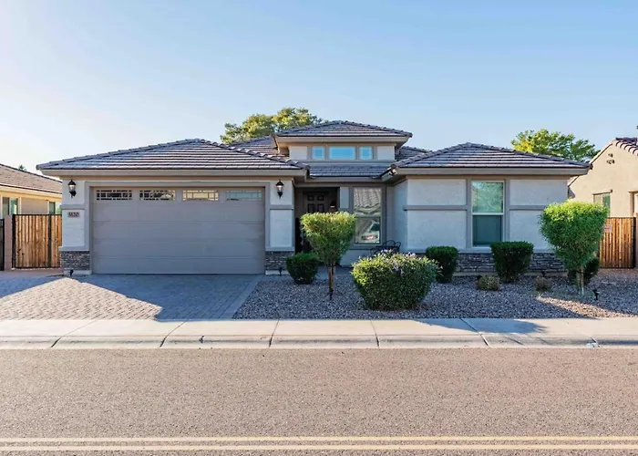 The One Pool & State Farm Holiday home Glendale