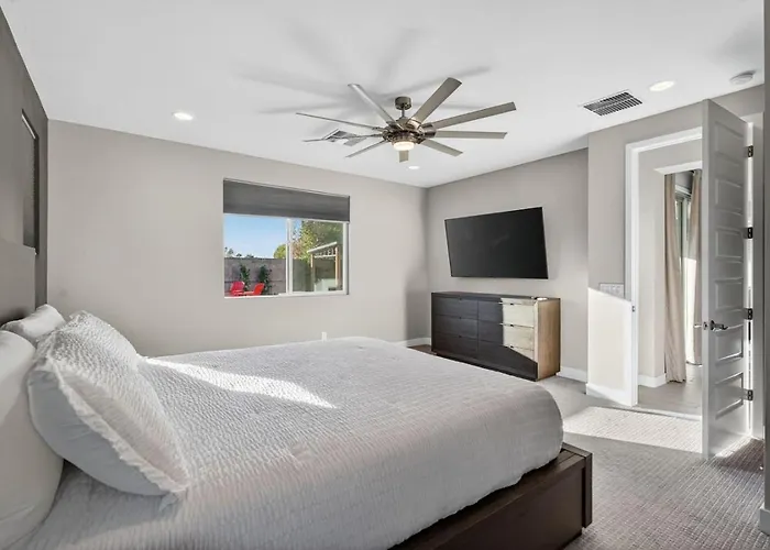 The One Pool & State Farm Holiday home Glendale