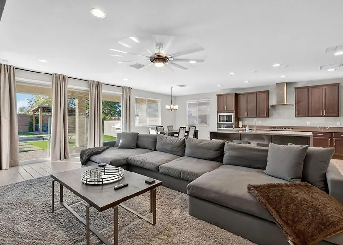 The One Pool & State Farm Holiday home Glendale