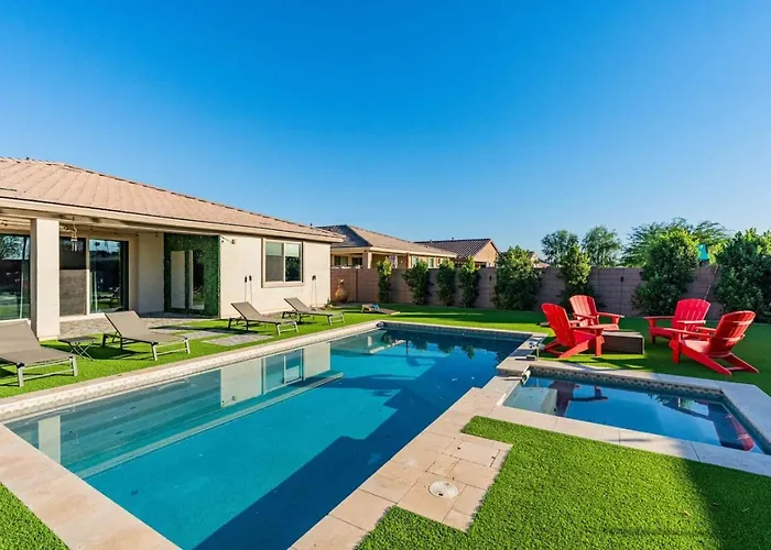 The One Pool & State Farm Holiday home Glendale