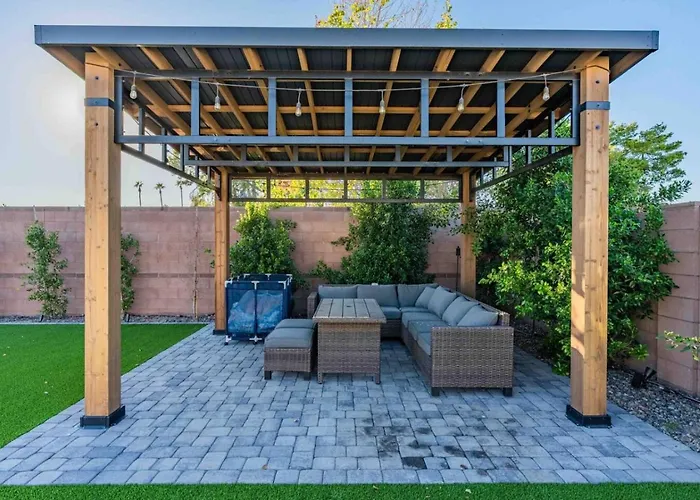 The One Pool & State Farm Holiday home *